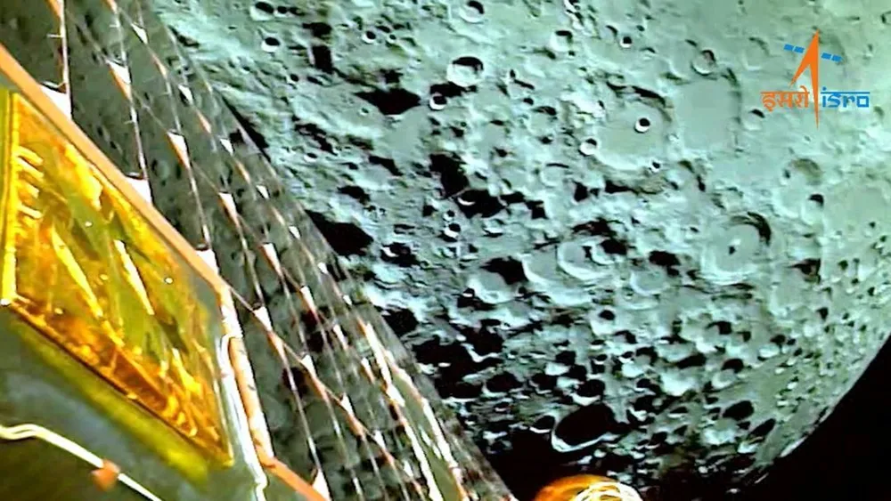 Hình ảnh mặt trăng được tàu đổ bộ Chandrayaan-3 chụp vào tháng 8-2023. Ảnh: ISRO/REUTERS Ấn Độ.jpeg