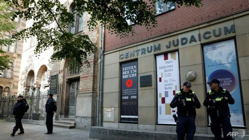 Cảnh sát Đức tăng cường giám sát an ninh tại thủ đô Berlin hôm 8-10. Ảnh: AFP 1b38a2577d61b75eda47432c0e323e4f.jpg