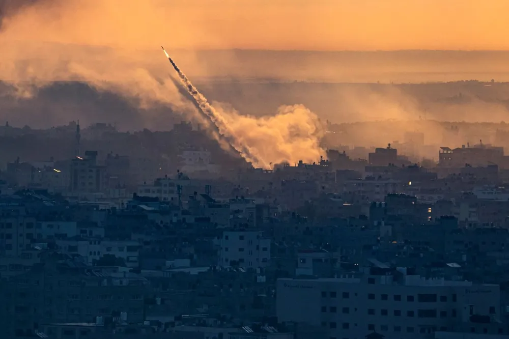 Tên lửa phóng từ Dải Gaza hướng tới Israel hôm 8-10. Ảnh: Fatima Shbair/AP 231007080533-26-gaza-israel-1007.jpg