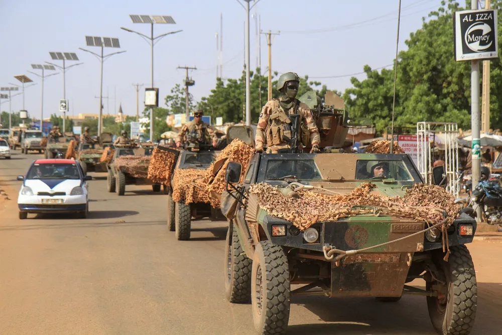 Một đoàn xe của quân đội Pháp trên đường phố ở thủ đô Niamey (Niger) hôm 10-10. Ảnh: Mahamadou/REUTERS Pháp rút khỏi Niger.jpeg