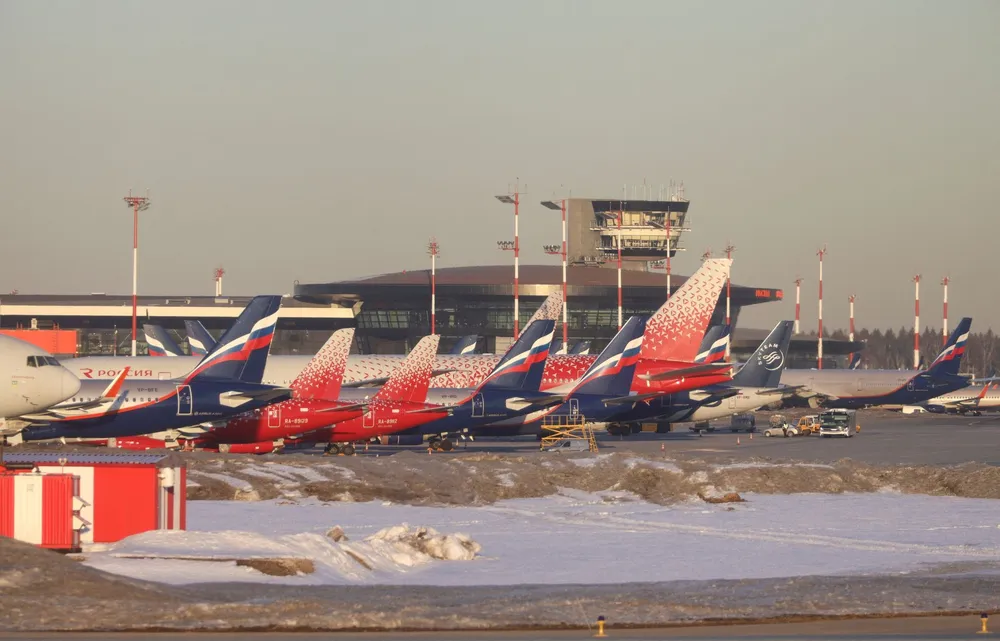 Máy bay chở khách thuộc sở hữu của các hãng hàng không Nga tại sân bay quốc tế Sheremetyevo (Moscow, Nga) hồi tháng 3-2022. Ảnh: Marina Lystseva/REUTERS Nga.jpeg