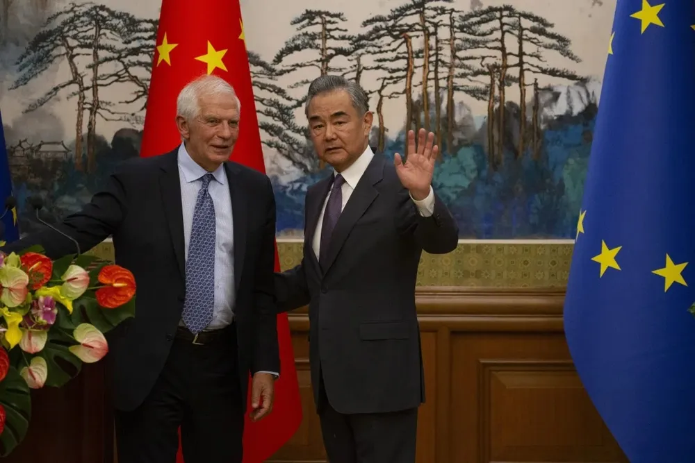 Bộ trưởng Ngoại giao Trung Quốc Vương Nghị và Đại diện cấp cao Liên minh châu Âu về chính sách đối ngoại và an ninh Josep Borrell (trái) trong cuộc họp báo ở Bắc Kinh hôm 13-10. Ảnh: AP 33087216142b51bf82eadf67e2497005.jpg