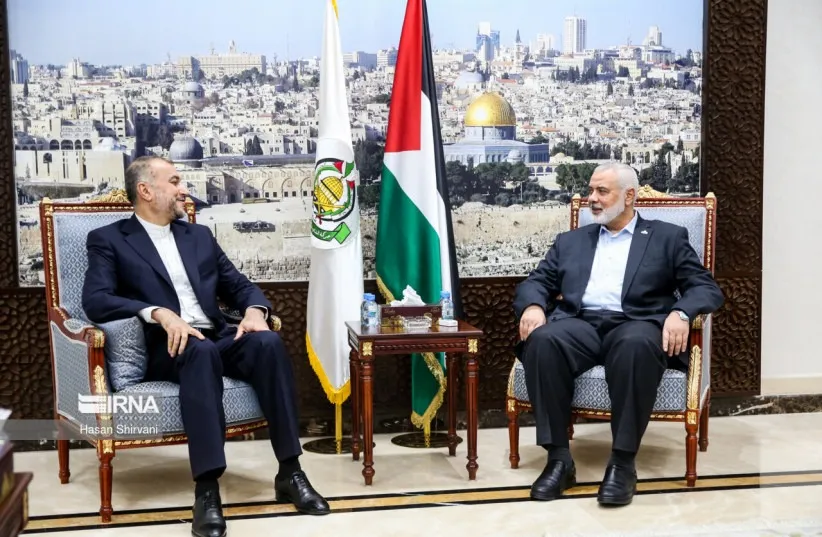 Ngoại trưởng Iran Hossein Amir-Abdollahian (trái) trong cuộc gặp với thủ lĩnh nhóm Hamas Ismail Haniyeh tại Doha (Qatar) hôm 14-10. Ảnh: IRNA 558681.jpg