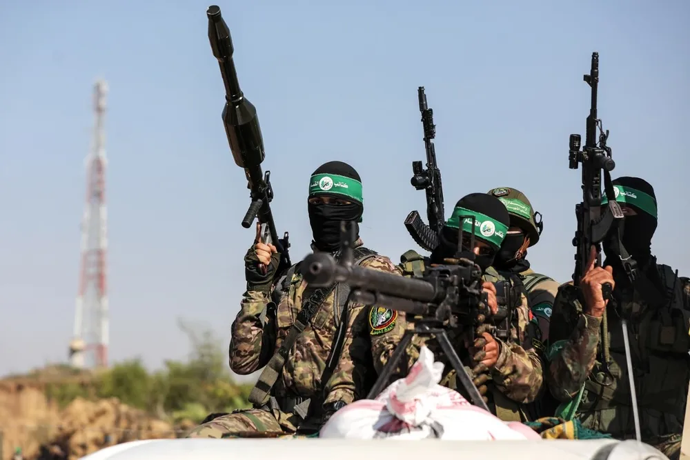 Các chiến binh Hamas trong một cuộc duyệt binh ở Dải Gaza hồi tháng 7. Ảnh: REUTERS 231010-hamas-fighters-weapons-is.jpg
