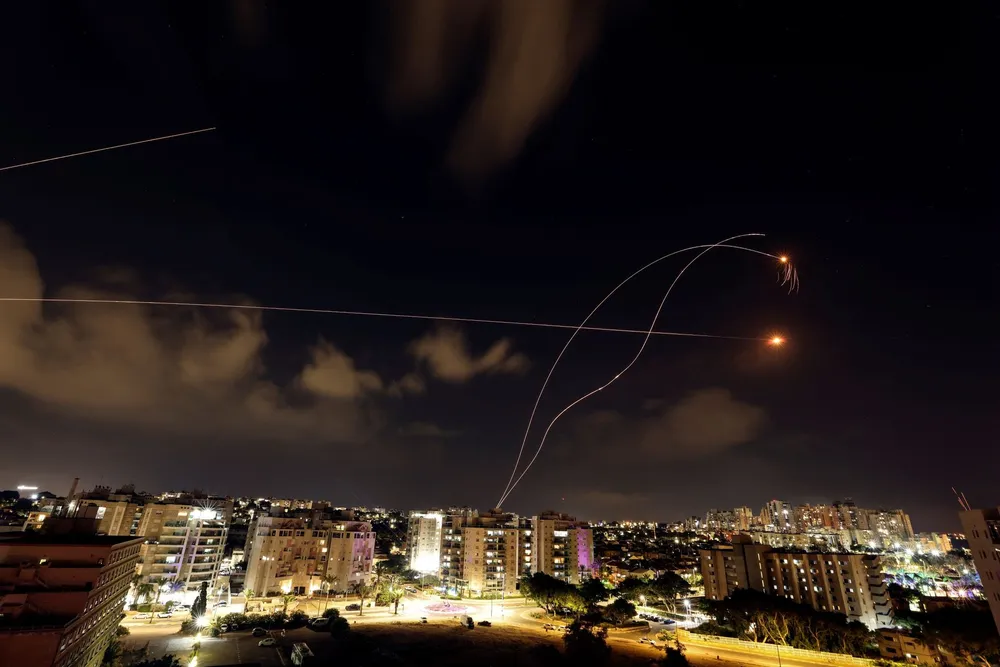Hệ thống phòng không Iron Dome (Vòm Sắt) của Israel đánh chặn rocket bắn từ Dải Gaza hôm 10-10. Ảnh: REUTERS gaza-4262-2977.jpeg