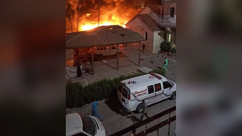 Đám cháy xung quanh bệnh viện Baptist Al-Ahli ở Dải Gaza sau khi bệnh viện này trúng không kích hôm 17-10. Ảnh: CNN 0feff398-052a-4ed3-9497-a25fc6b9.jpg