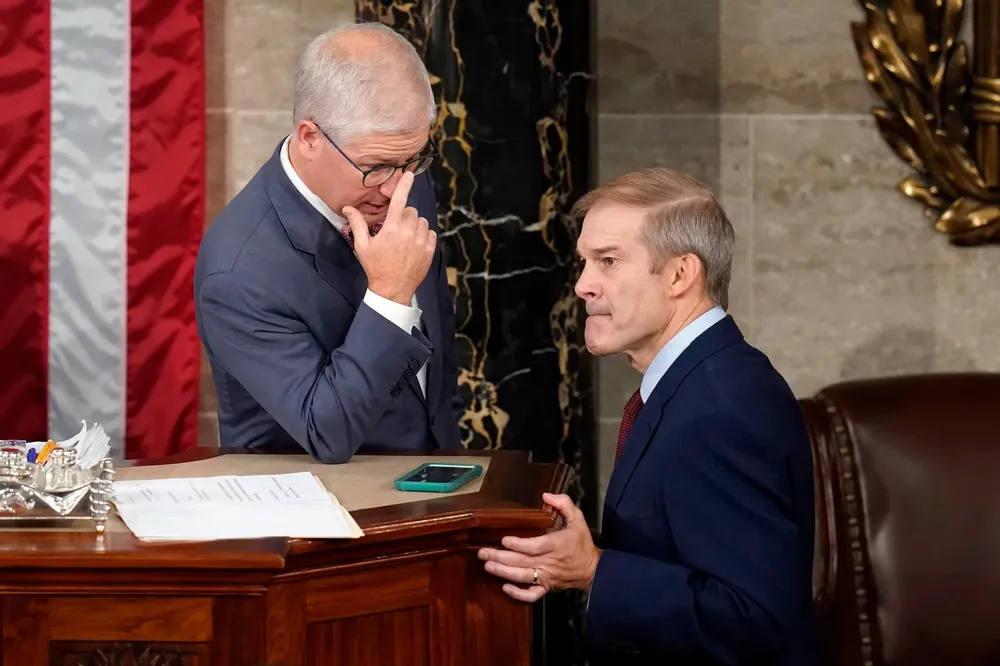 Hạ nghị sĩ Cộng hòa Jim Jordan và quyền Chủ tịch Hạ viện Patrick McHenry (đeo kính) tại phiên họp toàn thể Hạ viện hôm 18-10. Ảnh: AP Hạ viện Mỹ.jpeg