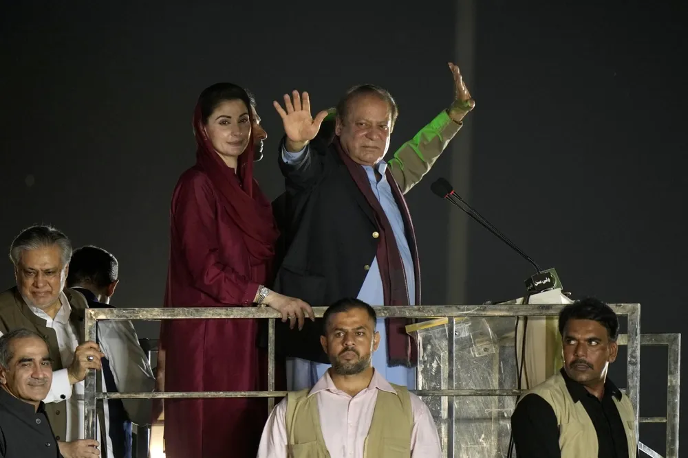 Cựu Thủ tướng Pakistan Nawaz Sharif (giữa) giơ tay chào người ủng hộ tập trung tại TP Lahore (Pakistan) hôm 21-10. Ảnh: AP image (1).jpg