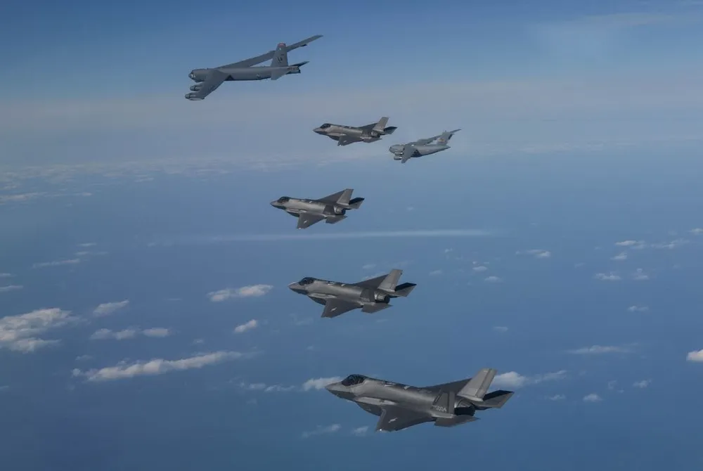 Máy bay ném bom chiến lược B-52, máy bay C-17 của Không quân Mỹ tập trận cùng tiêm kích tàng hình đa năng F-35A của Không quân Hàn Quốc hồi năm 2022. Ảnh: REUTERS Tập trận Mỹ-Hàn.jpeg
