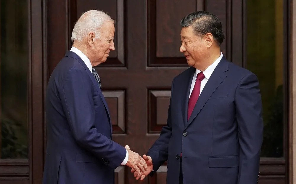 Tổng thống Mỹ Joe Biden (trái) bắt tay Chủ tịch Trung Quốc Tập Cận Bình tại điền trang Filoli (cách TP San Francisco 48 km về phía nam, Mỹ) trước cuộc gặp song phương ngày 15-11. Ảnh: REUTERS Tổng thống Mỹ Joe Biden và Chủ tịch Trung Quốc Tập Cận Bình gặp nhau