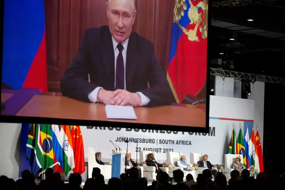 Tổng thống Nga Vladimir Putin phát biểu trực tuyến tại Hội nghị thượng đỉnh Nhóm các nền kinh tế mới nổi (BRICS) hồi tháng 8-2023 ở Nam Phi. Ảnh: AP tong-thong-nga-vladimir-putin-brics-9262.jpeg