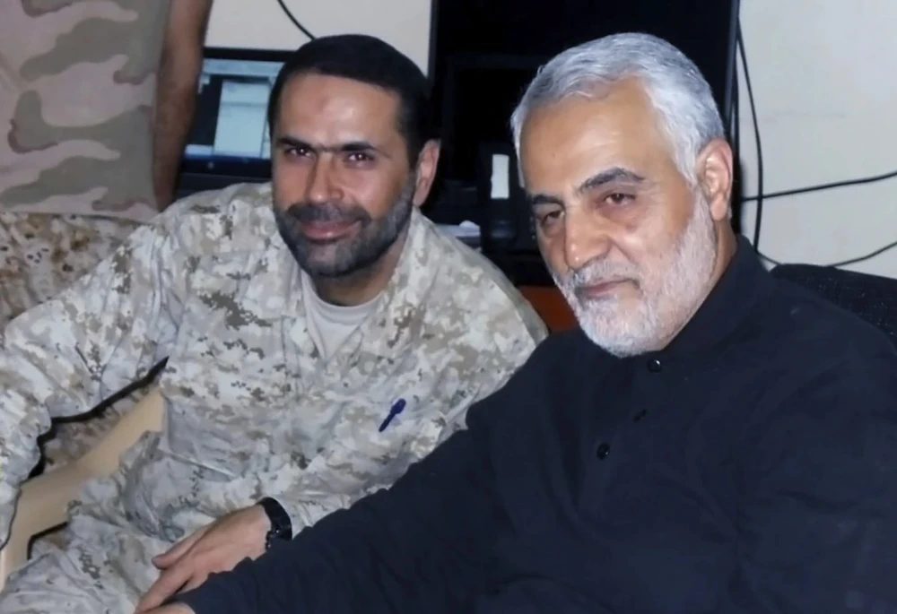Ông Wissam al-Tawil - phó chỉ huy một đơn vị trong lực lượng tinh nhuệ Radwan của nhóm vũ trang Hezbollah (Lebanon) (trái) và Cố Thiếu tướng Iran Qassem Soleimani. Ảnh: Hezbollah MILITARY MEDIA chi-huy-hezbollah-israel-3768.jpeg