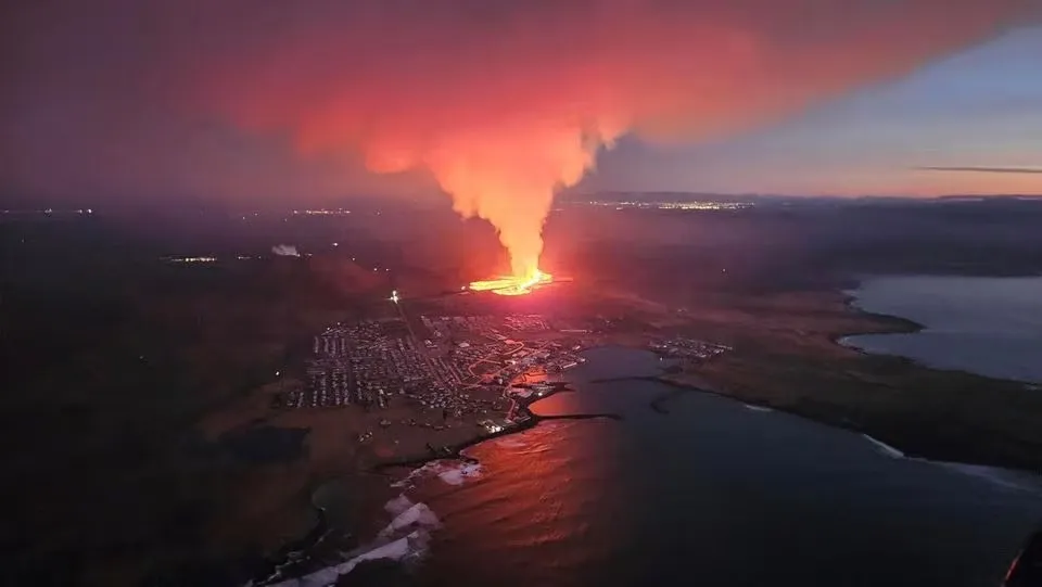 Ảnh chụp trên không cho thấy núi lửa trên bán đảo Reykjanes phun trào hôm 14-1. Ảnh: REUTERS Núi lửa phun trào ở Iceland