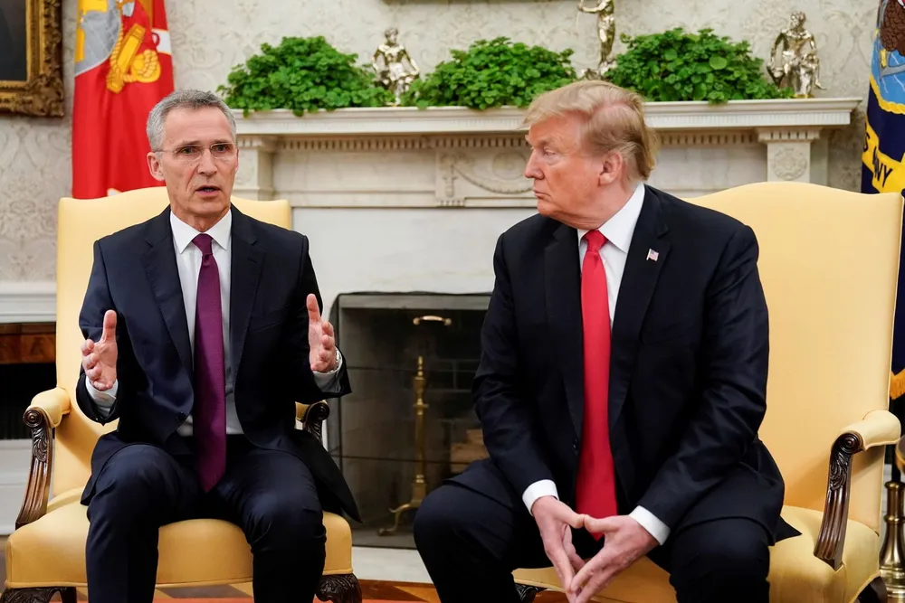 Ông Donald Trump (phải) - khi ấy là Tổng thống Mỹ và Tổng thư ký Tổ chức Hiệp ước Bắc Đại Tây Dương (NATO) Jens Stoltenberg tại Nhà Trắng (Mỹ) năm 2019. Ảnh: REUTERS NATO sẽ không suy yếu nếu ông Trump quay lại Nhà Trắng