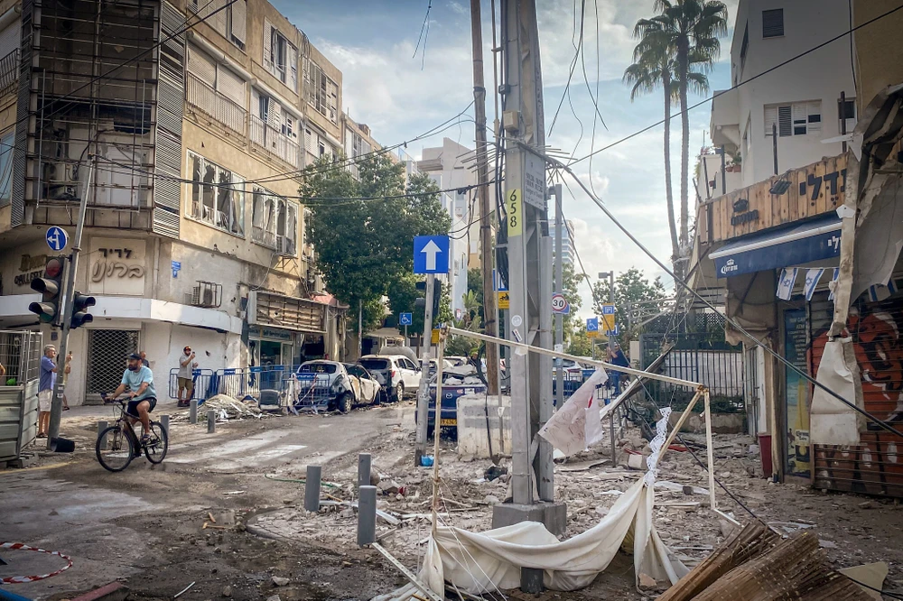Một khu vực bị trúng rocket ở Tel Aviv (Israel) vào ngày 8-10-2023. Ảnh: FLASH90 Cuộc xung đột đang diễn ra ở Dải Gaza ảnh hưởng nghiêm trọng tới nền kinh tế Israel