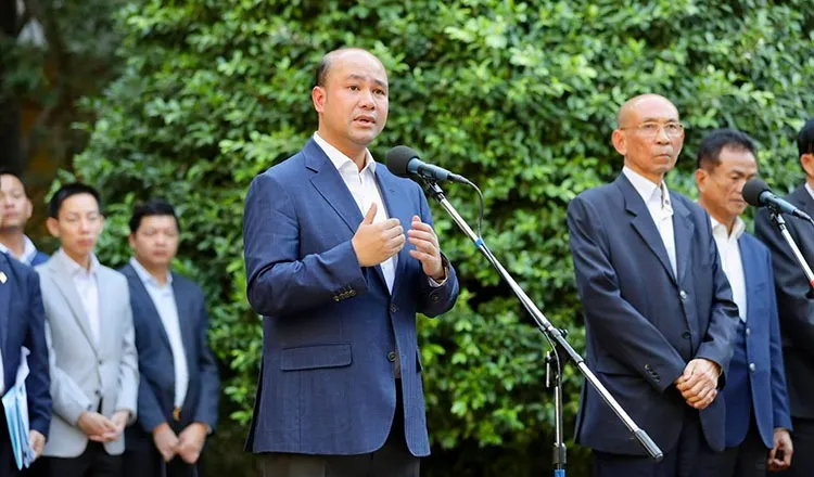 Tân Phó Thủ tướng Campuchia Hun Many (giữa). Ảnh: BỘ CÔNG VỤ CAMPUCHIA/KHMER TIMES Con trai út ông Hun Sen trở thành phó thủ tướng trẻ nhất Campuchia