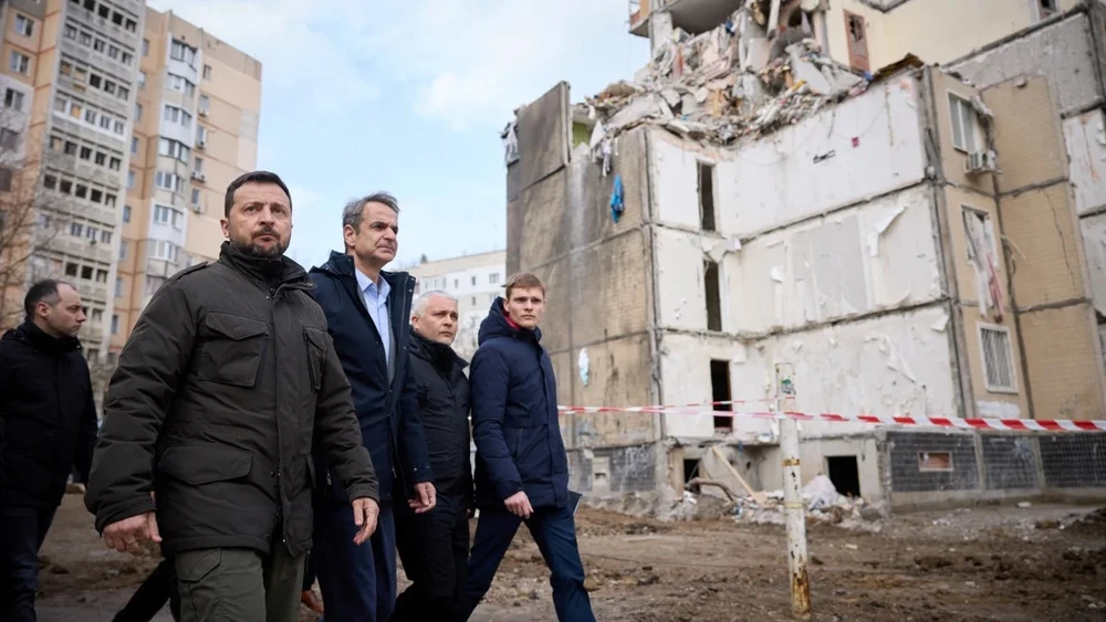 Tổng thống Ukraine Volodymyr Zelensky (ngoài cùng bên trái) và Thủ tướng Hy Lạp Kyriakos Mitsotakis (thứ ba từ phải sang) trong chuyến thăm TP Odesa (Ukraine) hôm 6-3. Ảnh: VĂN PHÒNG BÁO CHÍ TỔNG THỐNG UKAINE/REUTERS Tên lửa Nga rơi gần đoàn xe chở ông Zelensky