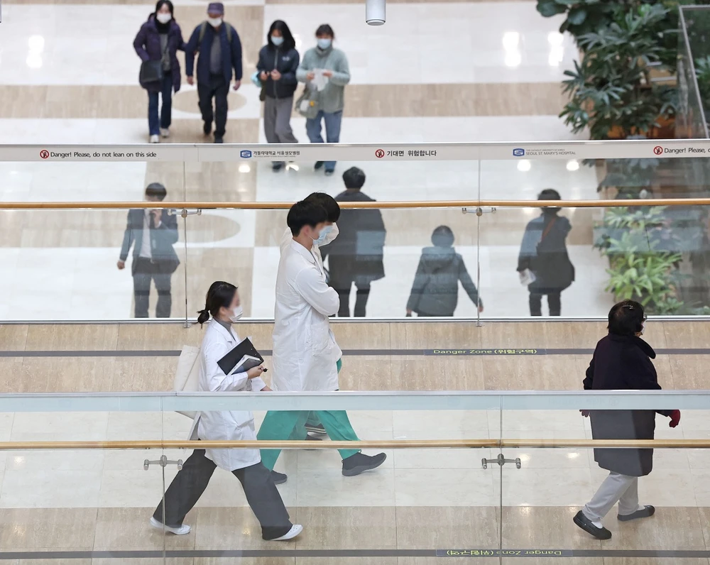 Bác sĩ Hàn Quốc tại một bệnh viện ở thủ đô Seoul (Hàn Quốc). Ảnh: YONHAP Vụ bác sĩ Hàn Quốc đình công