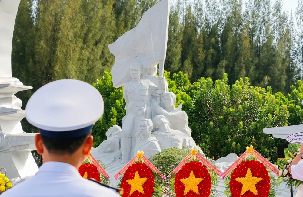 Sáng 14-3, Tỉnh ủy, UBND tỉnh Khánh Hòa tổ chức lễ tưởng niệm 64 cán bộ, chiến sĩ Hải quân nhân dân Việt Nam đã anh dũng hy sinh trong cuộc chiến bảo vệ Gạc Ma ngày 14-3-1988. Ảnh: Xuân Hoát Từ Hoàng Sa đến Gạc Ma: Chủ quyền của Việt Nam là trường tồn và vĩnh cửu