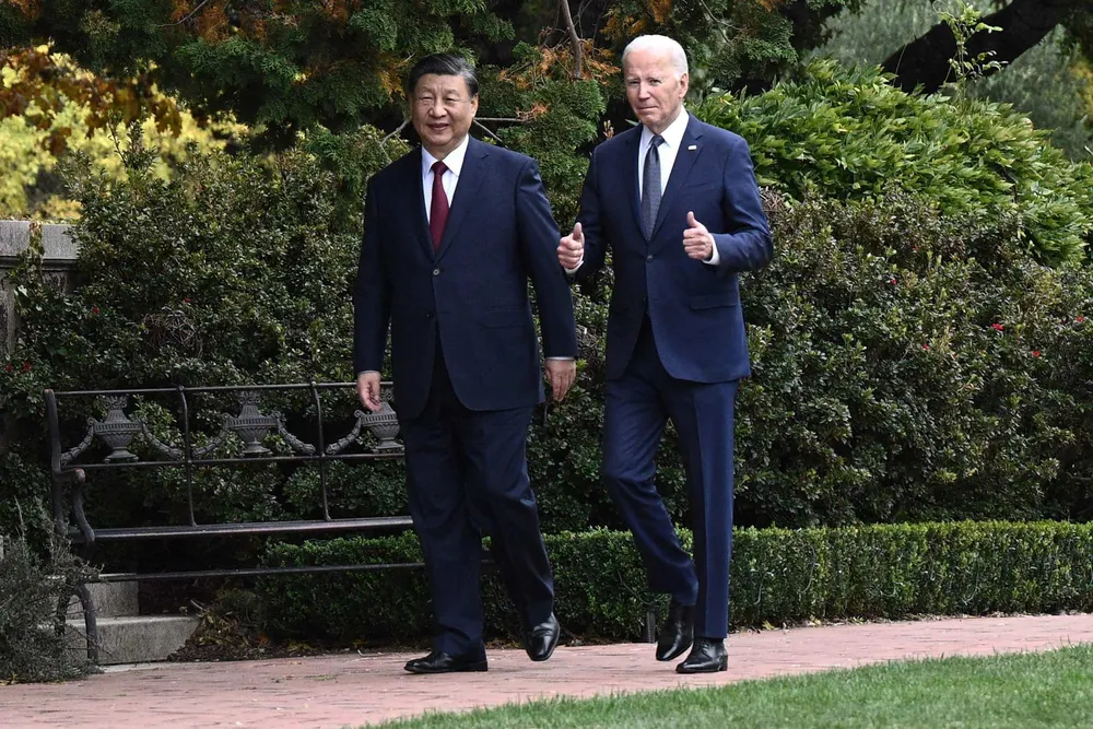 Tổng thống Mỹ Joe Biden (phải) và Chủ tịch Trung Quốc Tập Cận Bình gặp nhau hôm 15-11-2023 bên lề Tuần lễ cấp cao Diễn đàn Hợp tác kinh tế châu Á-Thái Bình Dương (APEC) tổ chức tại bang California (Mỹ). Ảnh: AFP Tổng thống Mỹ Joe Biden và Chủ tịch Trung Quốc Tập Cận Bình