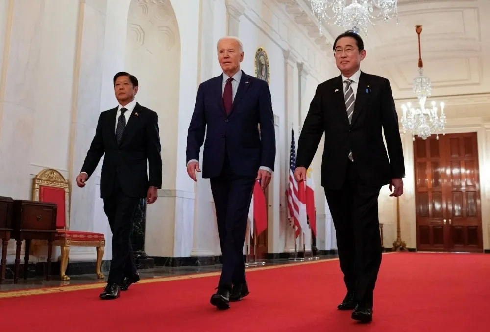Tổng thống Mỹ Joe Biden (giữa), Thủ tướng Nhật Fumio Kishida (phải) và Tổng thống Philippines Ferdinand Marcos Jr. Ảnh: REUTERS Mỹ-Nhật-Philippines.jpeg