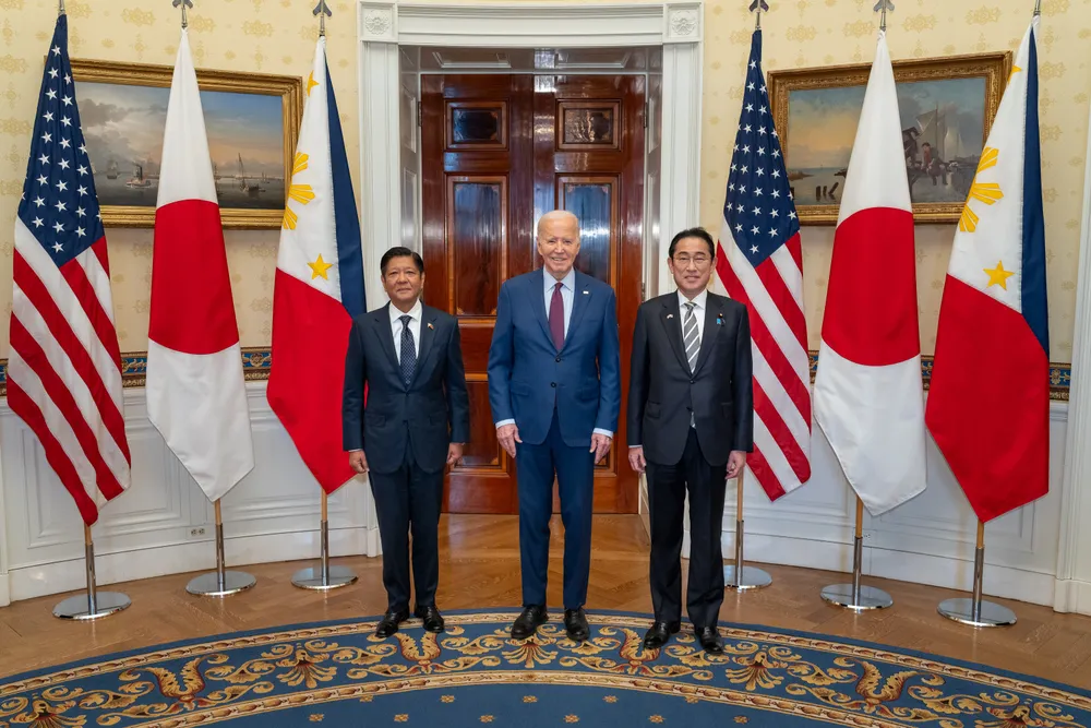 Tổng thống Mỹ Joe Biden (giữa), Thủ tướng Nhật Fumio Kishida (phải) và Tổng thống Philippines Ferdinand Marcos Jr. Ảnh: X Thượng đỉnh Mỹ-Nhật-Philippines: Bước đột phá mới