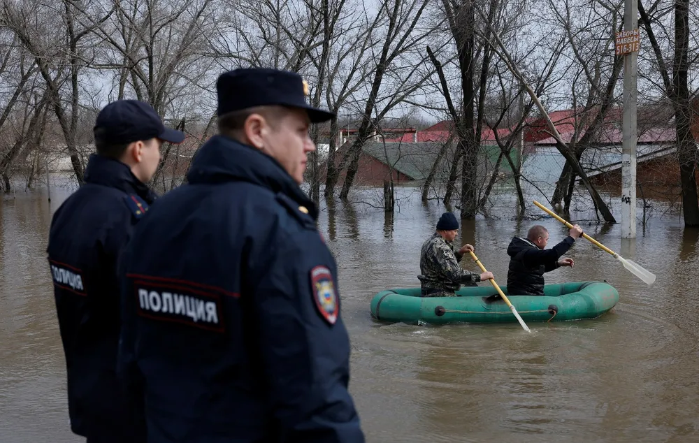 Người dân chèo thuyền bơm hơi qua khu dân cư bị ngập lụt ở Orenburg (Nga) hôm 12-4. Ảnh: REUTERS httpscloudfront-us-east-2.images (1).jpg