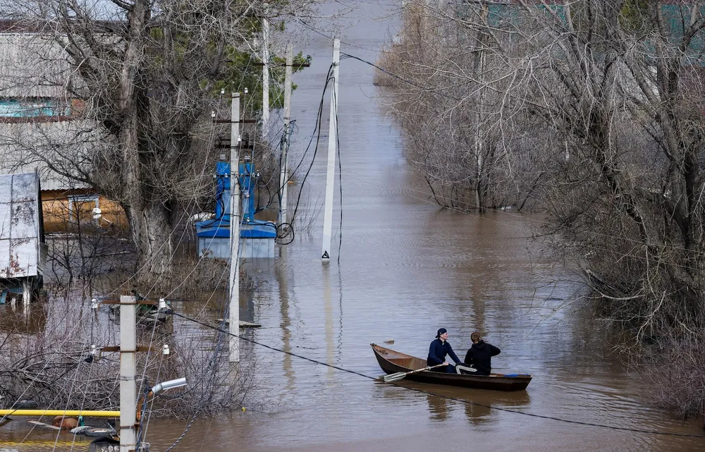 Người dân chèo thuyền qua khu vực bị ngập lụt ở Orenburg (Nga) hôm 12-4. Ảnh: REUTERS httpscloudfront-us-east-2.images.jpg