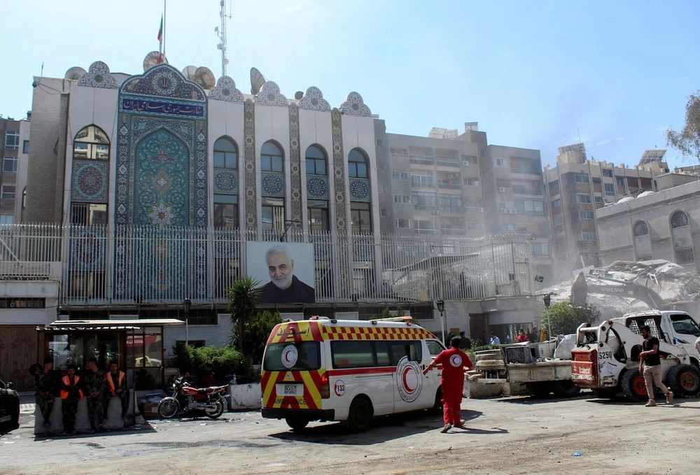 Hiện trường Đại sứ quán Iran ở Syria bị tấn công hôm 1-4. Ảnh: REUTERS Iran tấn công Israel.jpg