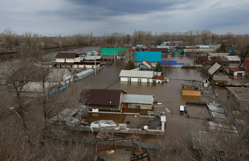 Khu dân cư bị ngập lụt ở Orenburg (Nga) hôm 12-4. Ảnh: REUTERS lũ lụt ở Nga.jpg