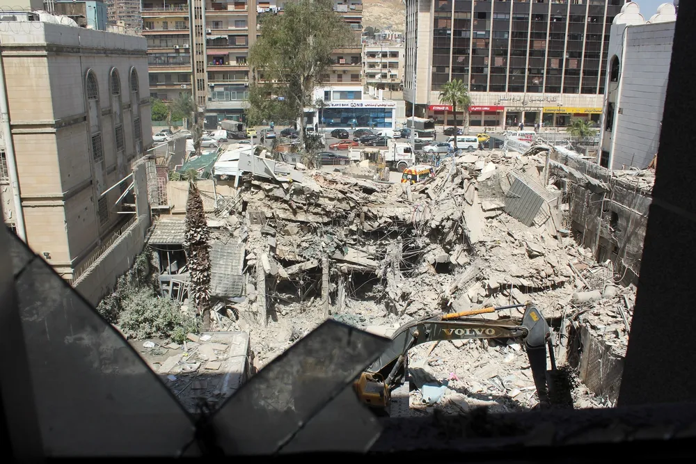 Hiện trường vụ toà nhà lãnh sự bên trong Đại sứ quán Iran ở Syria bị tấn công vào đầu tháng 4. Ảnh: REUTERS Iran trả đũa Israel.jpg