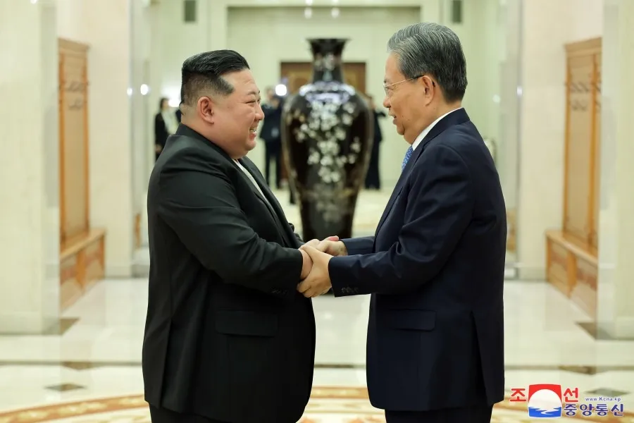 Lãnh đạo Triều Tiên Kim Jong-un (trái) tiếp Ủy viên trưởng Ủy ban Thường vụ nhân đại toàn quốc (tức Chủ tịch quốc hội) Trung Quốc Triệu Lạc Tế. Ảnh: KCNA Lãnh đạo Triều Tiên Kim Jong-un tiếp Chủ tịch quốc hội Trung Quốc.jpeg