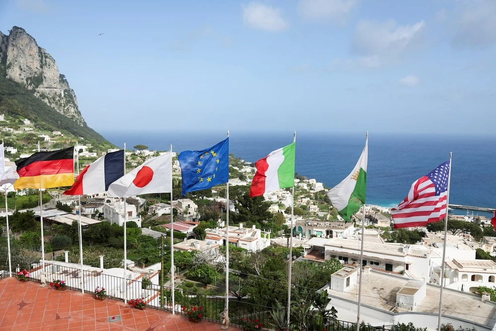 Cờ các nước G7 tại đảo Capri (Ý). Ảnh: REUTERS ngoai-truong-g7-nhom-hop-nong-chuyen-trung-dong-ukraine.jpg