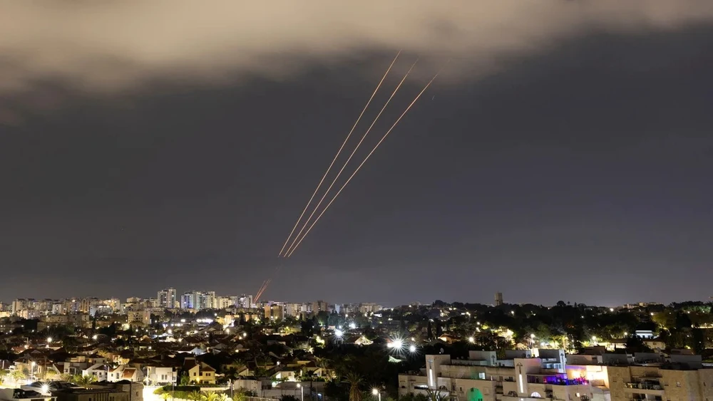 Hệ thống phòng không Israel đánh chặn cuộc tấn công bằng tên lửa và máy bay không người lái (UAV) của Iran hôm 14-4. Ảnh: REUTERS Iran tấn công Israel.jpeg