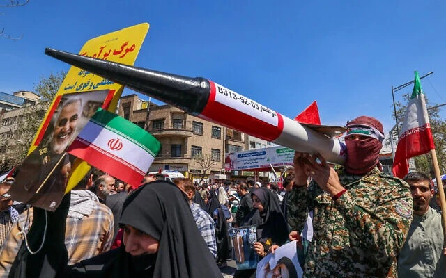 Dân Iran xuống đường dự lễ tang của những người thiệt mạng trong vụ toà nhà lãnh sự thuộc Đại sứ quán Iran ở Syria bị không kích. Ảnh: AFP Israel tấn công Iran.jpeg
