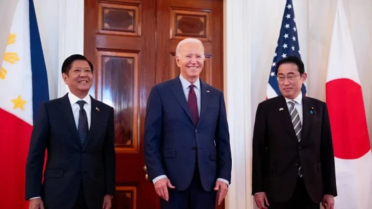(Từ trái sang) Tổng thống Philippines Ferdinand Marcos Jr., Tổng thống Mỹ Joe Biden, Thủ tướng Nhật Fumio Kishida tại hội nghị thượng đỉnh ba bên hôm 11-4 ở Nhà Trắng (Mỹ). Ảnh: GETTY IMAGES Philippines mỹ Nhật.jpeg