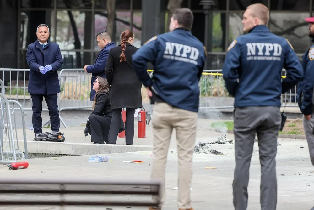 Hiện trường vụ người đàn ông tự thiêu bên ngoài toà án ở TP New York (Mỹ) hôm 19-4. Ảnh: REUTERS Người đàn ông tự thiêu bên ngoài tòa xét xử ông Trump