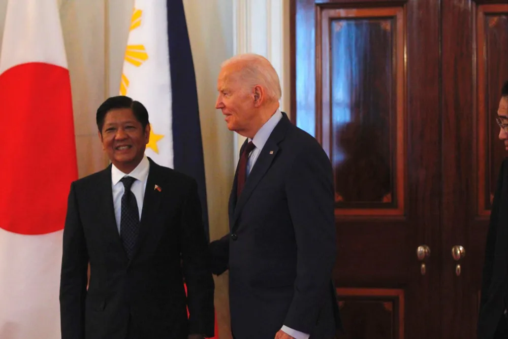 Tổng thống Mỹ Joe Biden (phải) và Tổng thống Philippines Ferdinand Marcos Jr. tại Nhà Trắng (Mỹ) hôm 11-4. Ảnh: INQUIRER Ferdinand-Marcos-Jr-Joe-Biden-e1.jpg