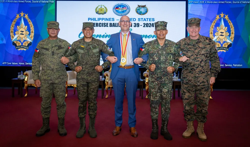 Đại diện quân đội Mỹ và Philippines tại lễ khai mạc cuộc tập trận thường niên Balikatan hôm 22-4 tại Manila (Philippines). Ảnh: X Mỹ-Philippines tập trận.jpeg