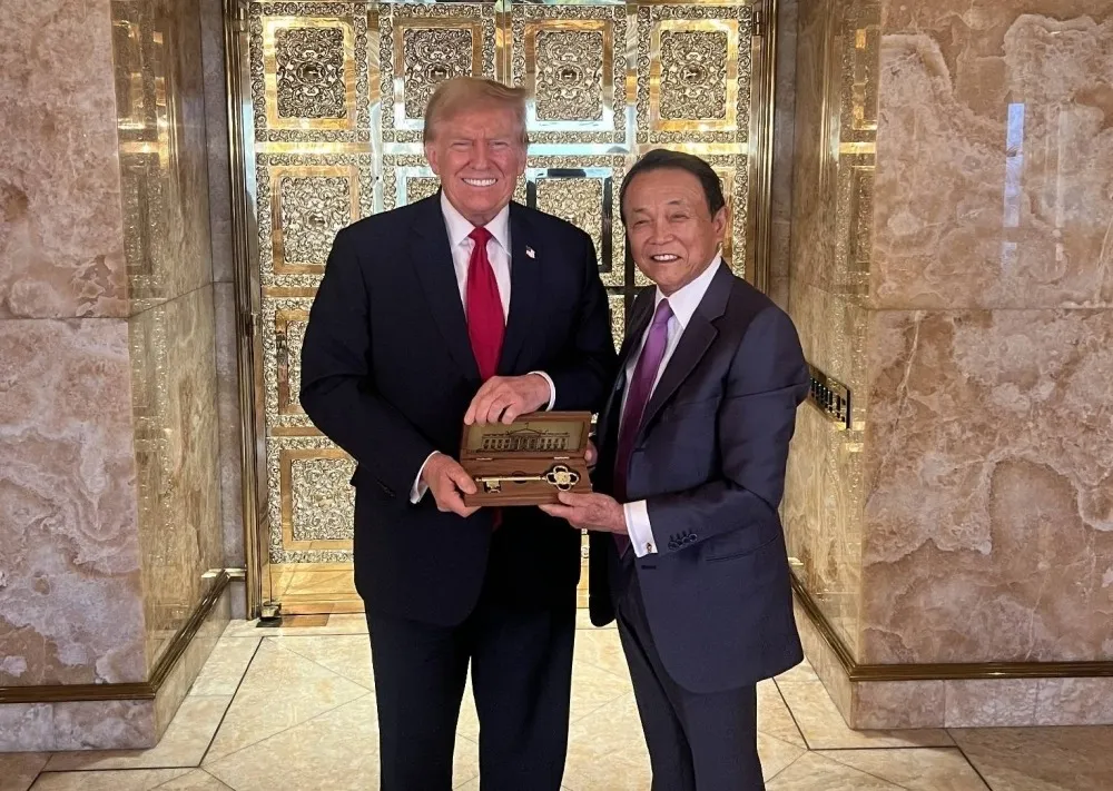 Cựu Tổng thống Mỹ Donald Trump (trái) gặp cựu Thủ tướng Nhật Taro Aso tại toà Trump Tower (TP New York, Mỹ) hôm 23-4. Ảnh: JIJI Ông Trump gặp cựu thủ tướng Nhật.jpeg