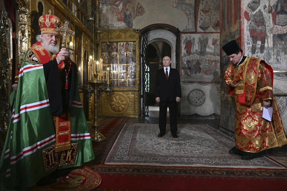 Tổng thống Nga Vladimir Putin dự một lễ cầu nguyện trong khuôn khổ lễ nhậm chức tổng thống Nga. Ảnh: AP 2.jpeg