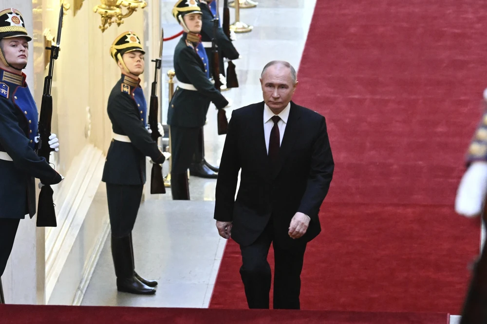 Tổng thống Nga Vladimir Putin tiến vào khu vực tổ chức lễ nhậm chức tổng thống hôm 7-5. Ảnh: AP lễ nhậm chức tổng thống của ông Putin