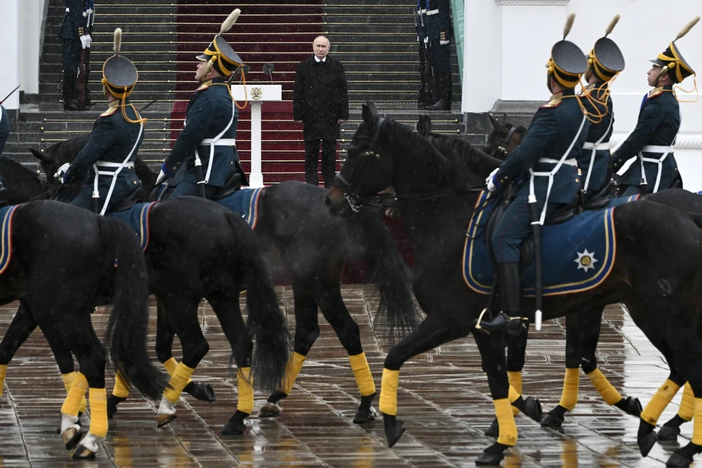 Tổng thống Nga Vladimir Putin duyệt đội danh dự sau lễ nhậm chức tổng thống hôm 7-5. Ảnh: AP 7.jpeg