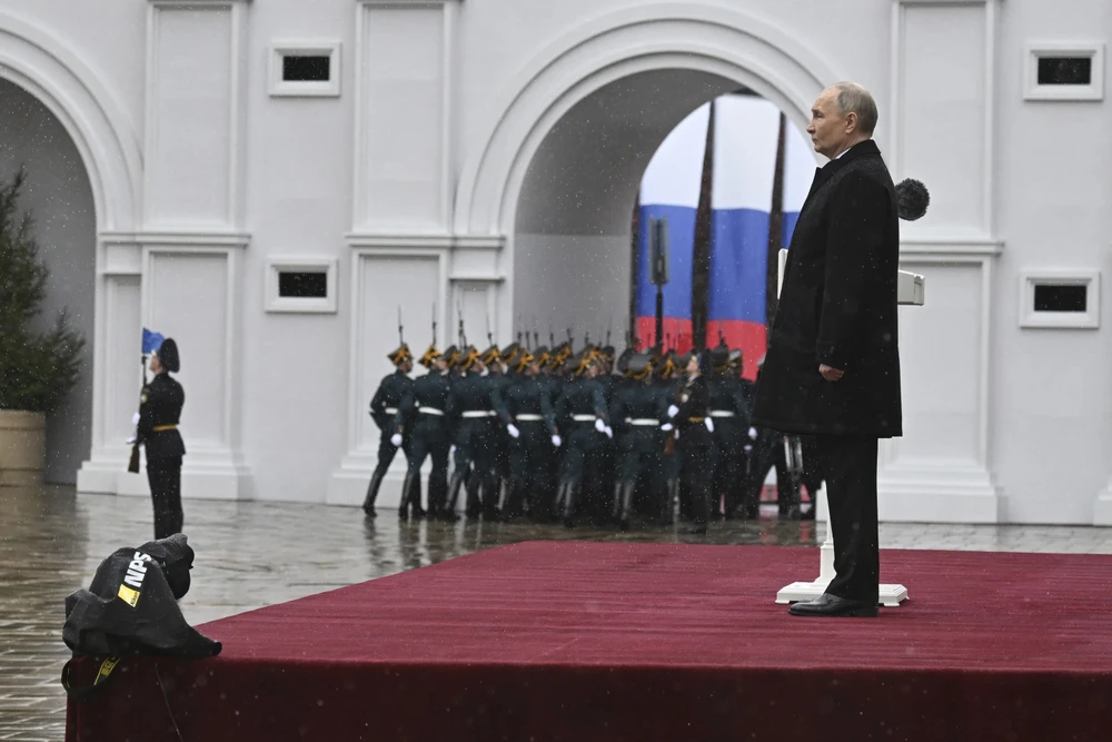 Tổng thống Nga Vladimir Putin duyệt đội danh dự sau lễ nhậm chức tổng thống hôm 7-5. Ảnh: AP 8.jpeg