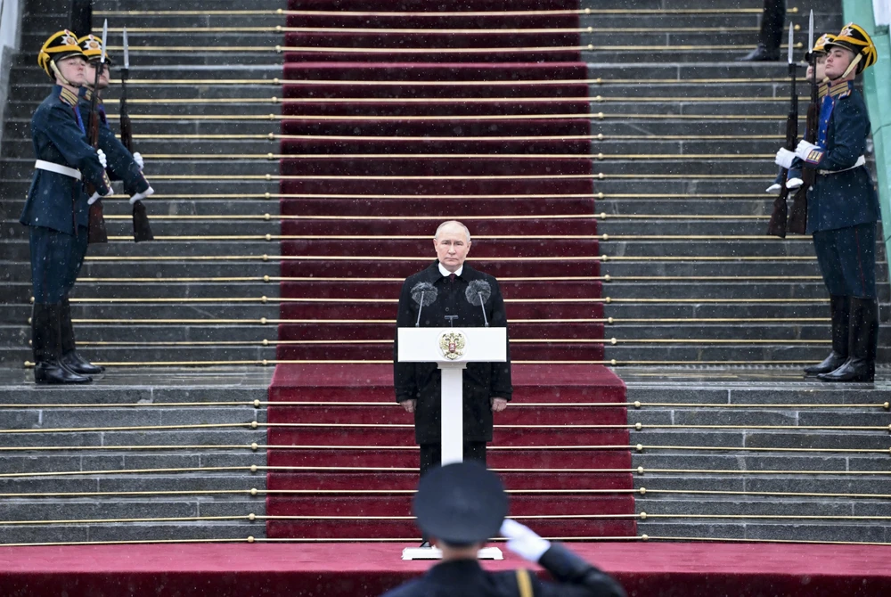 Tổng thống Nga Vladimir Putin duyệt đội danh dự sau lễ nhậm chức tổng thống hôm 7-5. Ảnh: AP image.jpg