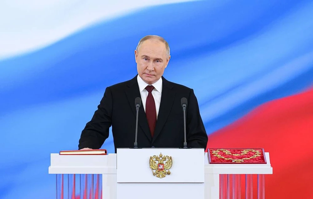Tổng thống Nga Vladimir Putin đặt tay lên bản hiến pháp Nga, tuyên thệ nhậm chức tổng thống lần thứ 5. Ảnh: TASS lễ nhậm chức tổng thống của ông Putin.jpeg