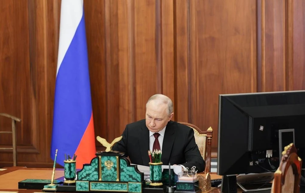 Tổng thống Nga Vladimir Putin ký sắc lệnh đầu tiên trong nhiệm kỳ mới. Ảnh: Gavriil Grigorov/CƠ QUAN BÁO CHÍ TỔNG THỐNG NGA/TASS Tổng thống Nga Vladimir Putin ký sắc lệnh đầu tiên trong nhiệm kỳ mới