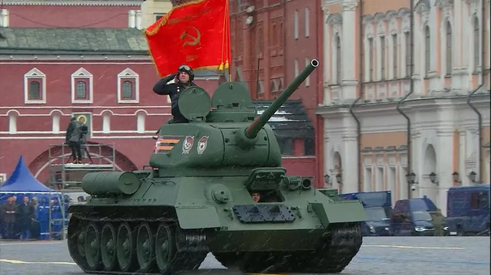 Một xe tăng Nga xuất hiện trong lễ duyệt binh Ngày Chiến thắng hôm 9-5. Ảnh: SKY NEWS xe tăng Nga.jpeg