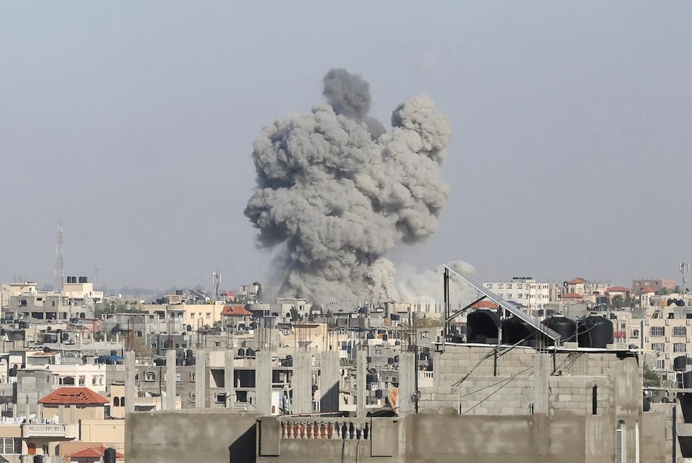 Khói bốc lên sau các cuộc không kích của Israel ở TP Rafah (cực nam Gaza) hôm 6-5. Ảnh: REUTERS LWJVA6DQZJNZRMWM7UJ7TNDJXQ.jpg