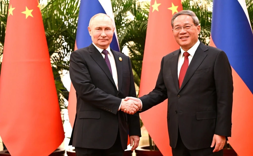 Thủ tướng Lý Cường (phải) gặp Tổng thống Nga Vladimir Putin hôm 16-5. Ảnh: TÂN HOA XÃ Bộ ngoại giao NgaX8.jpeg